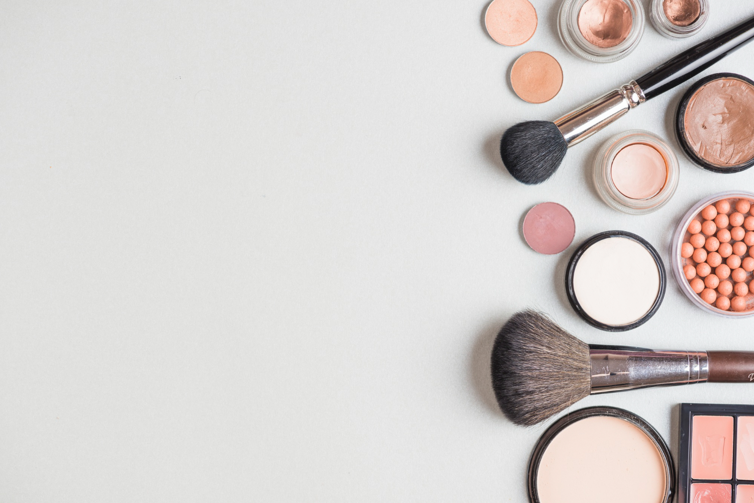 Productos de belleza, brochas y polvos compactos distribuidos por Almacén El Cisne